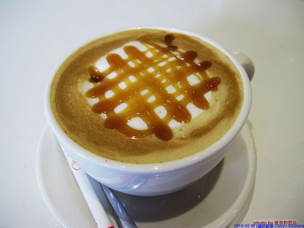 Curry+ Kitchen 誠欣廚房:(台南。安平區美食)『誠欣廚房 Curry+ Kitchen 』運河旁的 寵物友善餐廳。平價美味大份量的早午餐。鬆餅酥脆可口。自製果醬甜如蜜,看得到整顆草莓呢!