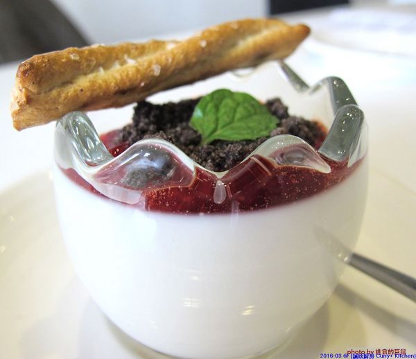 Curry+ Kitchen 誠欣廚房:(台南。安平區美食)『誠欣廚房 Curry+ Kitchen 』運河旁的 寵物友善餐廳。平價美味大份量的早午餐。鬆餅酥脆可口。自製果醬甜如蜜,看得到整顆草莓呢!