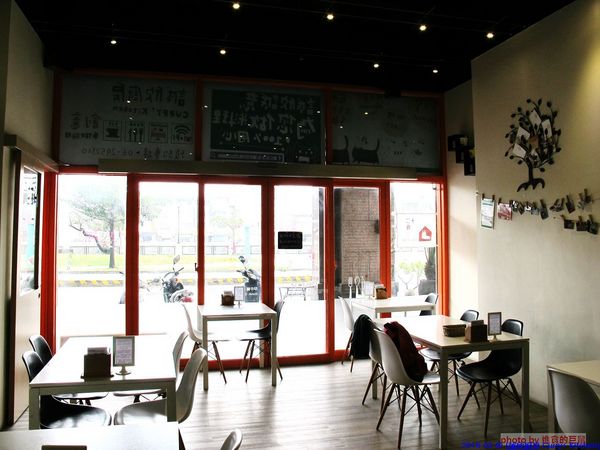 Curry+ Kitchen 誠欣廚房:(台南。安平區美食)『誠欣廚房 Curry+ Kitchen 』運河旁的 寵物友善餐廳。平價美味大份量的早午餐。鬆餅酥脆可口。自製果醬甜如蜜,看得到整顆草莓呢!