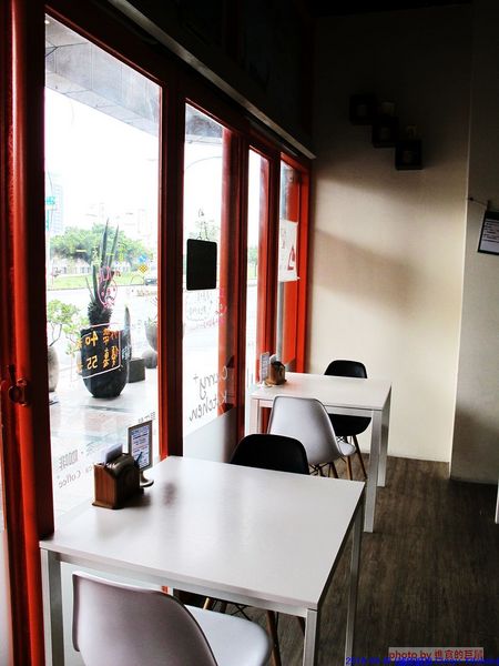 Curry+ Kitchen 誠欣廚房:(台南。安平區美食)『誠欣廚房 Curry+ Kitchen 』運河旁的 寵物友善餐廳。平價美味大份量的早午餐。鬆餅酥脆可口。自製果醬甜如蜜,看得到整顆草莓呢!