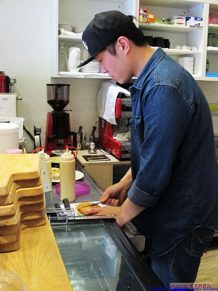 Curry+ Kitchen 誠欣廚房:(台南。安平區美食)『誠欣廚房 Curry+ Kitchen 』運河旁的 寵物友善餐廳。平價美味大份量的早午餐。鬆餅酥脆可口。自製果醬甜如蜜,看得到整顆草莓呢!