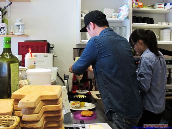 Curry+ Kitchen 誠欣廚房:(台南。安平區美食)『誠欣廚房 Curry+ Kitchen 』運河旁的 寵物友善餐廳。平價美味大份量的早午餐。鬆餅酥脆可口。自製果醬甜如蜜,看得到整顆草莓呢!