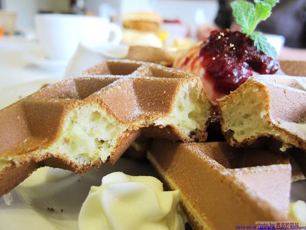 Curry+ Kitchen 誠欣廚房:(台南。安平區美食)『誠欣廚房 Curry+ Kitchen 』運河旁的 寵物友善餐廳。平價美味大份量的早午餐。鬆餅酥脆可口。自製果醬甜如蜜,看得到整顆草莓呢!