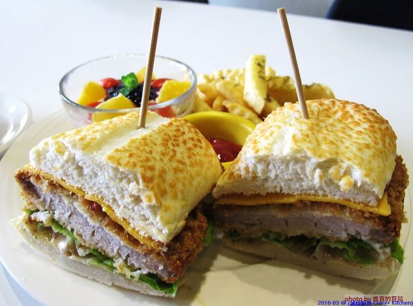 Curry+ Kitchen 誠欣廚房:(台南。安平區美食)『誠欣廚房 Curry+ Kitchen 』運河旁的 寵物友善餐廳。平價美味大份量的早午餐。鬆餅酥脆可口。自製果醬甜如蜜,看得到整顆草莓呢!