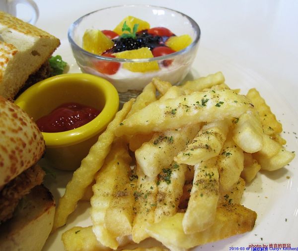 Curry+ Kitchen 誠欣廚房:(台南。安平區美食)『誠欣廚房 Curry+ Kitchen 』運河旁的 寵物友善餐廳。平價美味大份量的早午餐。鬆餅酥脆可口。自製果醬甜如蜜,看得到整顆草莓呢!