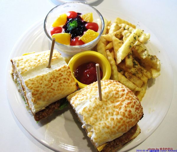 Curry+ Kitchen 誠欣廚房:(台南。安平區美食)『誠欣廚房 Curry+ Kitchen 』運河旁的 寵物友善餐廳。平價美味大份量的早午餐。鬆餅酥脆可口。自製果醬甜如蜜,看得到整顆草莓呢!