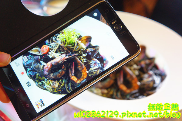 鐵木匠複合式餐廳：【台南-永康區】站著拍+坐著拍=怎麼拍都好看!~自拍神器《鐵木匠複合式餐廳》