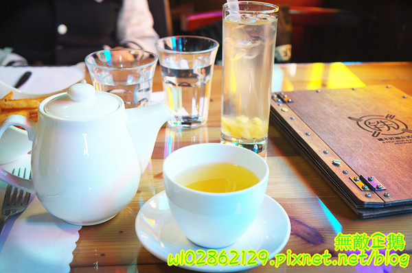 鐵木匠複合式餐廳：【台南-永康區】站著拍+坐著拍=怎麼拍都好看!~自拍神器《鐵木匠複合式餐廳》