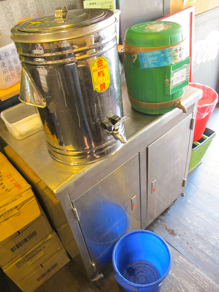 義麵屋:(胖樺食記)新北福和路巷弄小店義麵屋。飯麵各類樣式小品包羅萬象。兩百元即可外送。