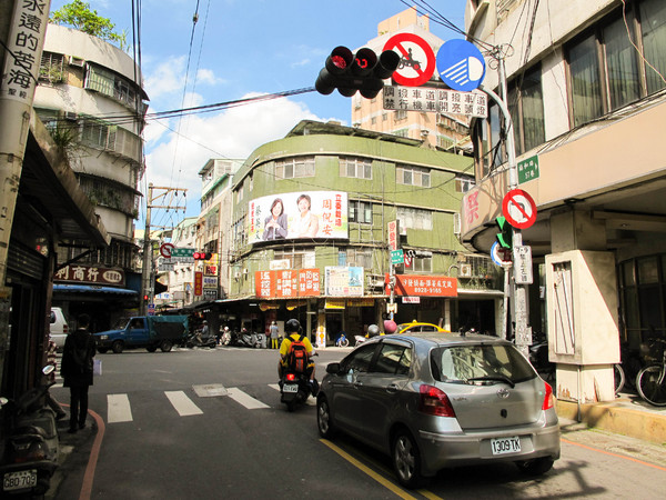 義麵屋:(胖樺食記)新北福和路巷弄小店義麵屋。飯麵各類樣式小品包羅萬象。兩百元即可外送。
