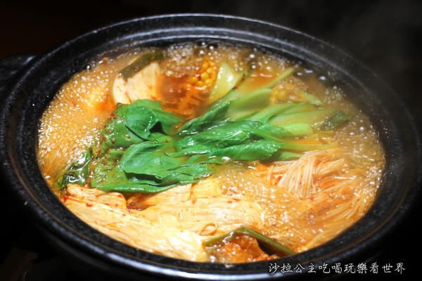 赤から鍋 Akakara(中山旗艦店)：日本名古屋甲羅餐飲集團最大的火鍋連鎖店『赤から鍋 Akakara(中山旗艦店)』台北中山火鍋