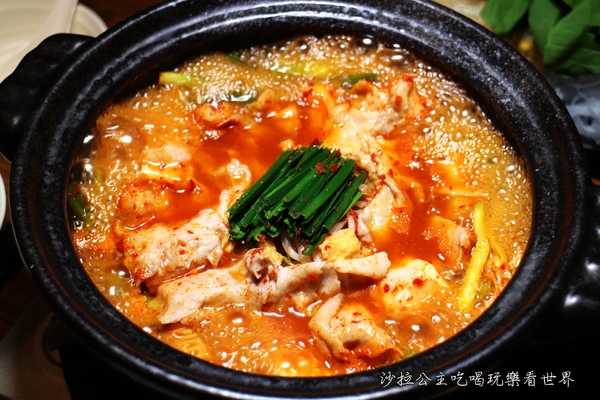 赤から鍋 Akakara(中山旗艦店)：日本名古屋甲羅餐飲集團最大的火鍋連鎖店『赤から鍋 Akakara(中山旗艦店)』台北中山火鍋