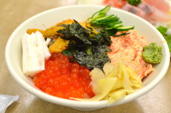 美觀園：台北｜食記 台北城老舖美觀園 西門町老字號 歷久彌新的經典 跨越一甲子的真材實料 上乘生魚片蓋飯 大明蝦沙拉