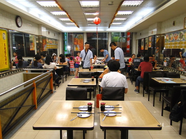 美觀園：台北｜食記 台北城老舖美觀園 西門町老字號 歷久彌新的經典 跨越一甲子的真材實料 上乘生魚片蓋飯 大明蝦沙拉