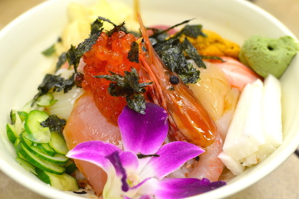 美觀園：台北｜食記 台北城老舖美觀園 西門町老字號 歷久彌新的經典 跨越一甲子的真材實料 上乘生魚片蓋飯 大明蝦沙拉