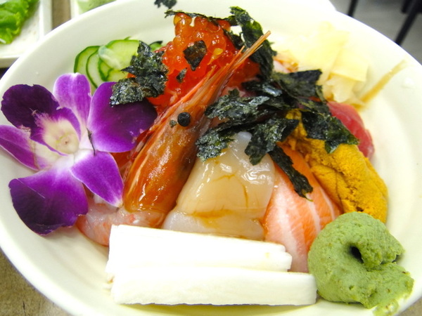 美觀園：台北｜食記 台北城老舖美觀園 西門町老字號 歷久彌新的經典 跨越一甲子的真材實料 上乘生魚片蓋飯 大明蝦沙拉