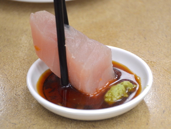 美觀園：台北｜食記 台北城老舖美觀園 西門町老字號 歷久彌新的經典 跨越一甲子的真材實料 上乘生魚片蓋飯 大明蝦沙拉