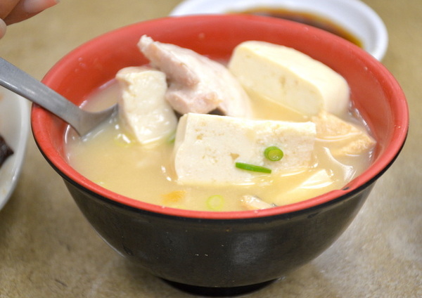 美觀園：台北｜食記 台北城老舖美觀園 西門町老字號 歷久彌新的經典 跨越一甲子的真材實料 上乘生魚片蓋飯 大明蝦沙拉