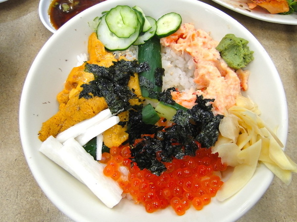 美觀園：台北｜食記 台北城老舖美觀園 西門町老字號 歷久彌新的經典 跨越一甲子的真材實料 上乘生魚片蓋飯 大明蝦沙拉