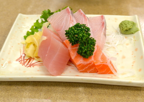 美觀園：台北｜食記 台北城老舖美觀園 西門町老字號 歷久彌新的經典 跨越一甲子的真材實料 上乘生魚片蓋飯 大明蝦沙拉