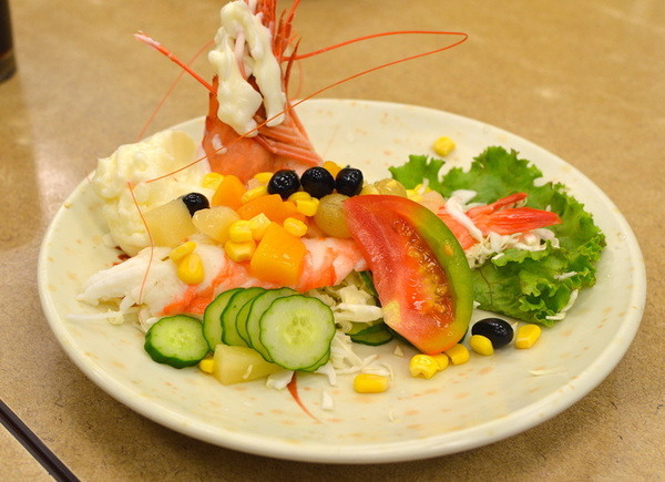 美觀園：台北｜食記 台北城老舖美觀園 西門町老字號 歷久彌新的經典 跨越一甲子的真材實料 上乘生魚片蓋飯 大明蝦沙拉