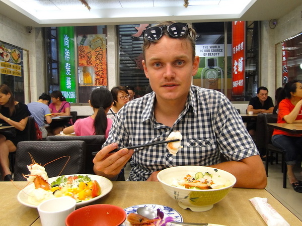 美觀園：台北｜食記 台北城老舖美觀園 西門町老字號 歷久彌新的經典 跨越一甲子的真材實料 上乘生魚片蓋飯 大明蝦沙拉