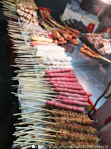 阿春古早味烤肉：【美食特搜。高雄鼓山區】阿春古早味烤肉。高雄捷運美食 西子灣站老舊烤肉攤車 燒烤串精心調味風味絕佳