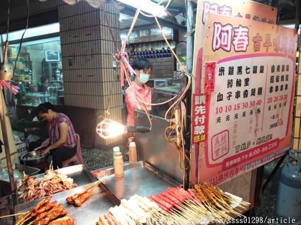 阿春古早味烤肉：【美食特搜。高雄鼓山區】阿春古早味烤肉。高雄捷運美食 西子灣站老舊烤肉攤車 燒烤串精心調味風味絕佳