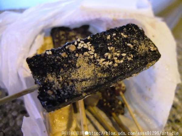 阿春古早味烤肉：【美食特搜。高雄鼓山區】阿春古早味烤肉。高雄捷運美食 西子灣站老舊烤肉攤車 燒烤串精心調味風味絕佳