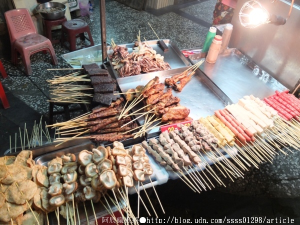 阿春古早味烤肉：【美食特搜。高雄鼓山區】阿春古早味烤肉。高雄捷運美食 西子灣站老舊烤肉攤車 燒烤串精心調味風味絕佳