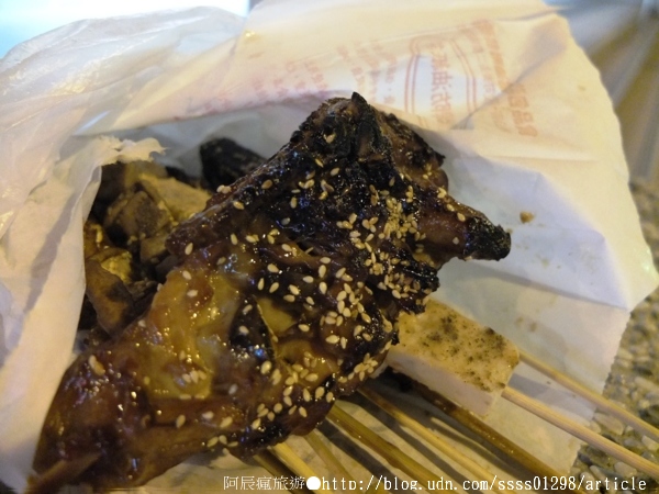 阿春古早味烤肉：【美食特搜。高雄鼓山區】阿春古早味烤肉。高雄捷運美食 西子灣站老舊烤肉攤車 燒烤串精心調味風味絕佳