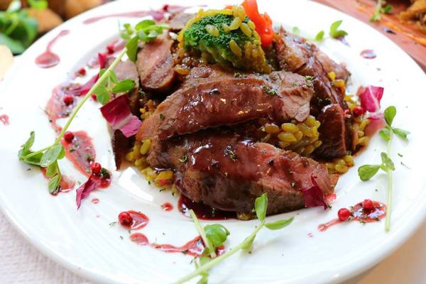 A-LI 阿理義式廚房：【新北市中和美食】A-LI 阿里義式廚房~新品季節限定辣花枝仙人掌義大利麵~在這包場約會求婚非常適合