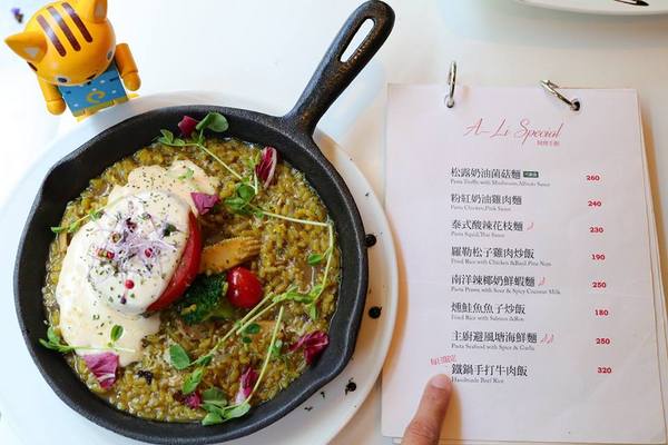 A-LI 阿理義式廚房：【新北市中和美食】A-LI 阿里義式廚房~新品季節限定辣花枝仙人掌義大利麵~在這包場約會求婚非常適合