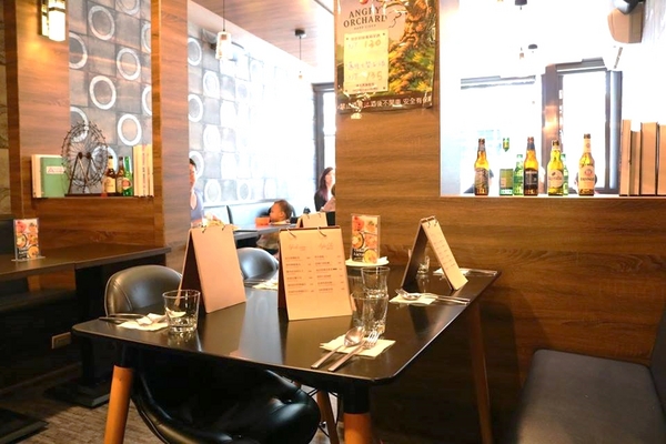 A-LI 阿理義式廚房：【新北市中和美食】A-LI 阿里義式廚房~新品季節限定辣花枝仙人掌義大利麵~在這包場約會求婚非常適合