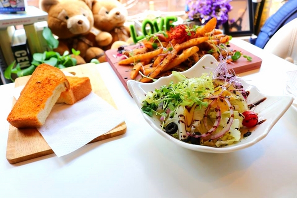 A-LI 阿理義式廚房：【新北市中和美食】A-LI 阿里義式廚房~新品季節限定辣花枝仙人掌義大利麵~在這包場約會求婚非常適合