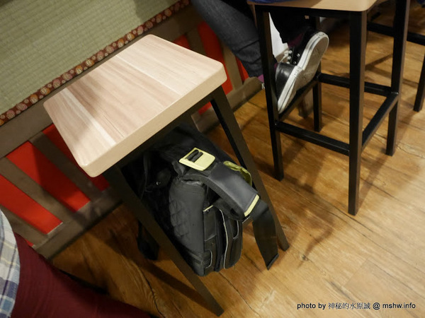 浪人炸雞：【食記】台北Rounin からあげ 浪人炸雞-丸龜名物-骨付鳥專賣店@中正博漢區相機街-捷運MRT台北車站 : 炸而不膩, 重口味的四國香川特產! 的確是還蠻好吃的呢!