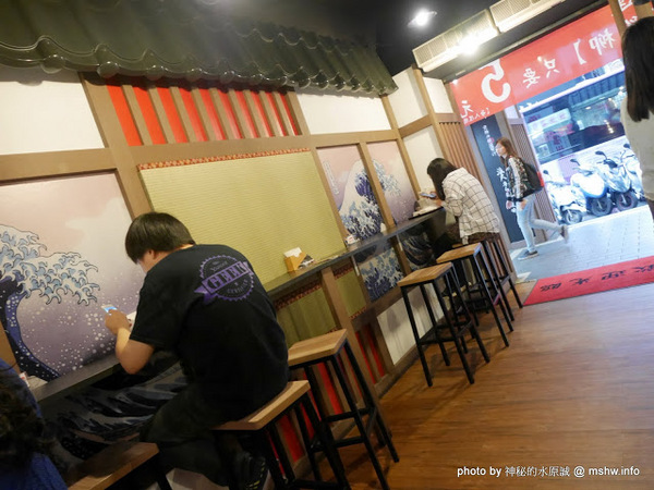 浪人炸雞：【食記】台北Rounin からあげ 浪人炸雞-丸龜名物-骨付鳥專賣店@中正博漢區相機街-捷運MRT台北車站 : 炸而不膩, 重口味的四國香川特產! 的確是還蠻好吃的呢!