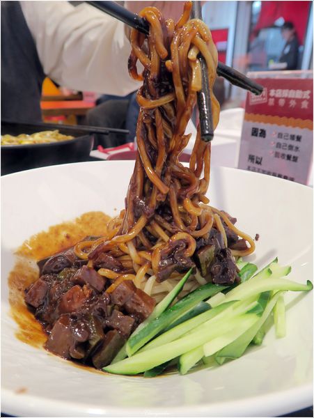 縫隙拉麵 Teumsae(台灣一號店):台北 捷運忠孝復興站 縫隙拉麵~韓國第一品牌拉麵。溫柔的醜八怪小拳