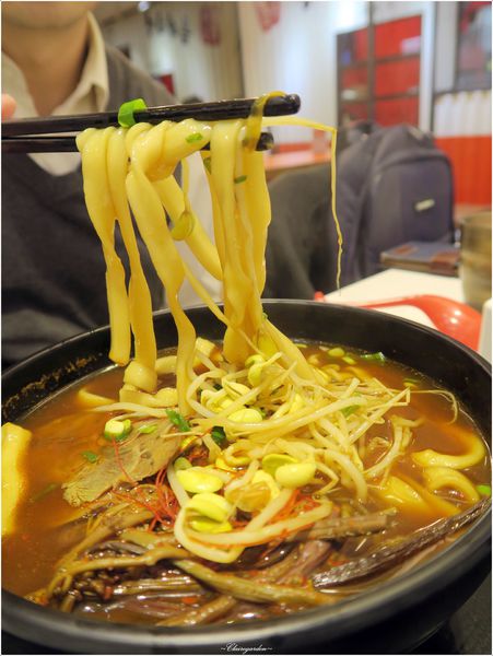 縫隙拉麵 Teumsae(台灣一號店):台北 捷運忠孝復興站 縫隙拉麵~韓國第一品牌拉麵。溫柔的醜八怪小拳