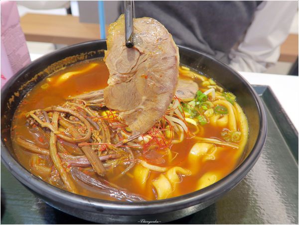 縫隙拉麵 Teumsae(台灣一號店):台北 捷運忠孝復興站 縫隙拉麵~韓國第一品牌拉麵。溫柔的醜八怪小拳