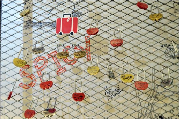 縫隙拉麵 Teumsae(台灣一號店):台北 捷運忠孝復興站 縫隙拉麵~韓國第一品牌拉麵。溫柔的醜八怪小拳