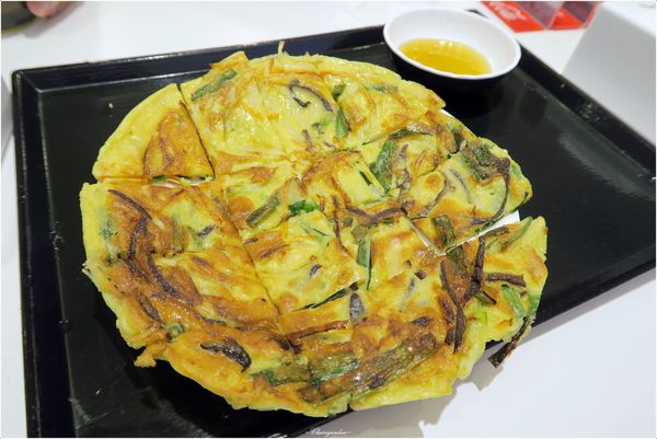 縫隙拉麵 Teumsae(台灣一號店):台北 捷運忠孝復興站 縫隙拉麵~韓國第一品牌拉麵。溫柔的醜八怪小拳