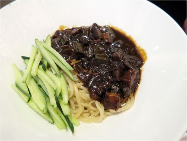 縫隙拉麵 Teumsae(台灣一號店):台北 捷運忠孝復興站 縫隙拉麵~韓國第一品牌拉麵。溫柔的醜八怪小拳