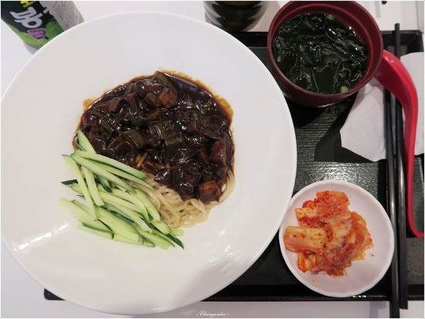 縫隙拉麵 Teumsae(台灣一號店):台北 捷運忠孝復興站 縫隙拉麵~韓國第一品牌拉麵。溫柔的醜八怪小拳