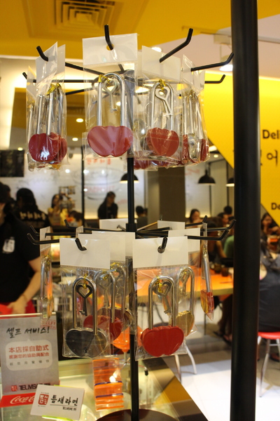 縫隙拉麵 Teumsae:韓國第一品牌/台北東區『縫隙拉麵 Teumsae』泡菜霜淇淋