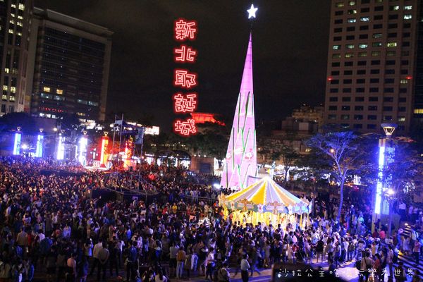 2015新北歡樂耶誕城:讓你從白天玩到晚上『2015新北歡樂耶誕城』捷運板橋站