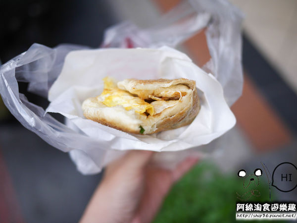  【桃園小吃】高雄蔥油餅-包肉蔥油餅趁熱吃．合作金庫/蔥油餅/巷弄美食