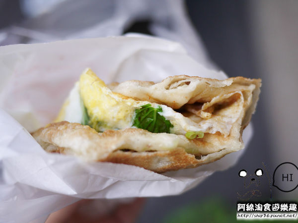 【桃園小吃】高雄蔥油餅-包肉蔥油餅趁熱吃．合作金庫/蔥油餅/巷弄美食