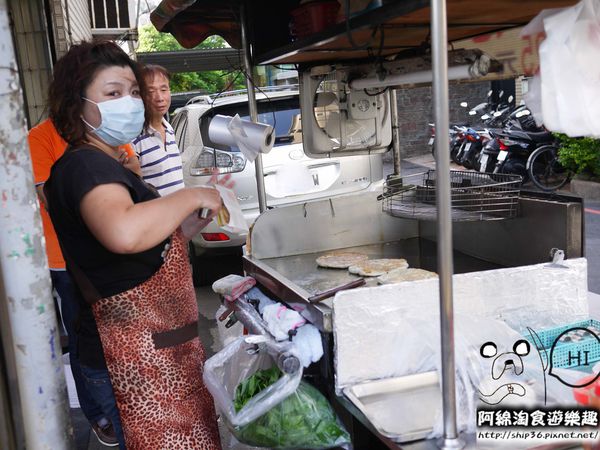  【桃園小吃】高雄蔥油餅-包肉蔥油餅趁熱吃．合作金庫/蔥油餅/巷弄美食