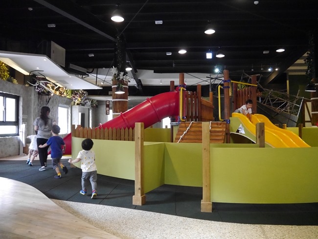 台中。親子餐廳│凹嗚親子主題樂園。密探維京風格堡壘。好吃、好玩還有玩具可帶回家哦!